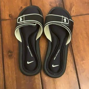Size 8 Nike sliders !!
